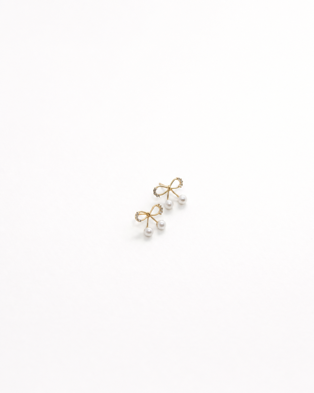 Bow Pearl Stud Earrings (4:5)