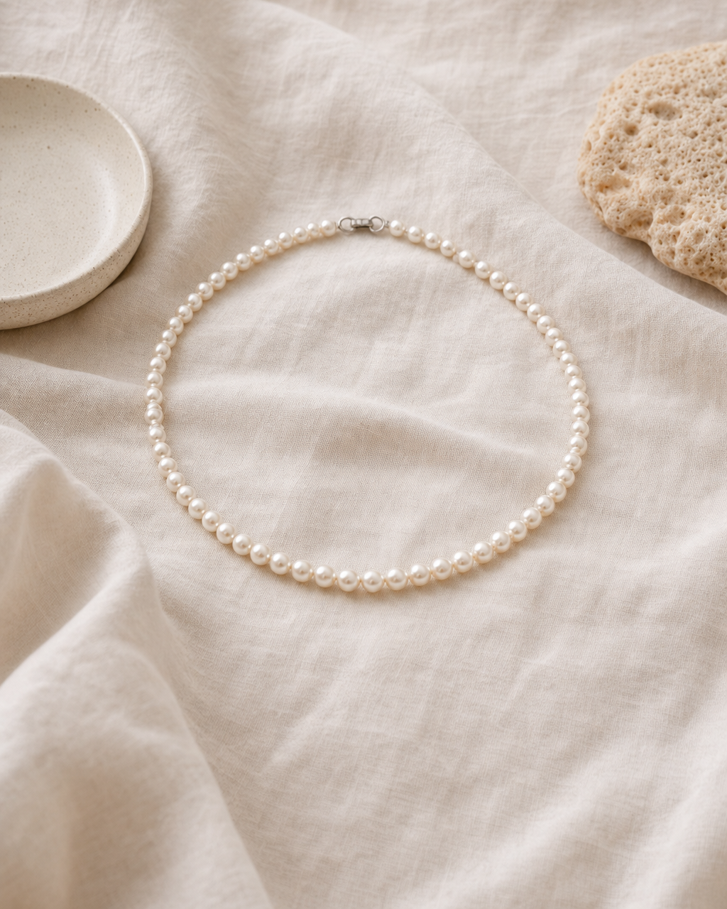 Quiet Statement Pearl Necklace (4:5)