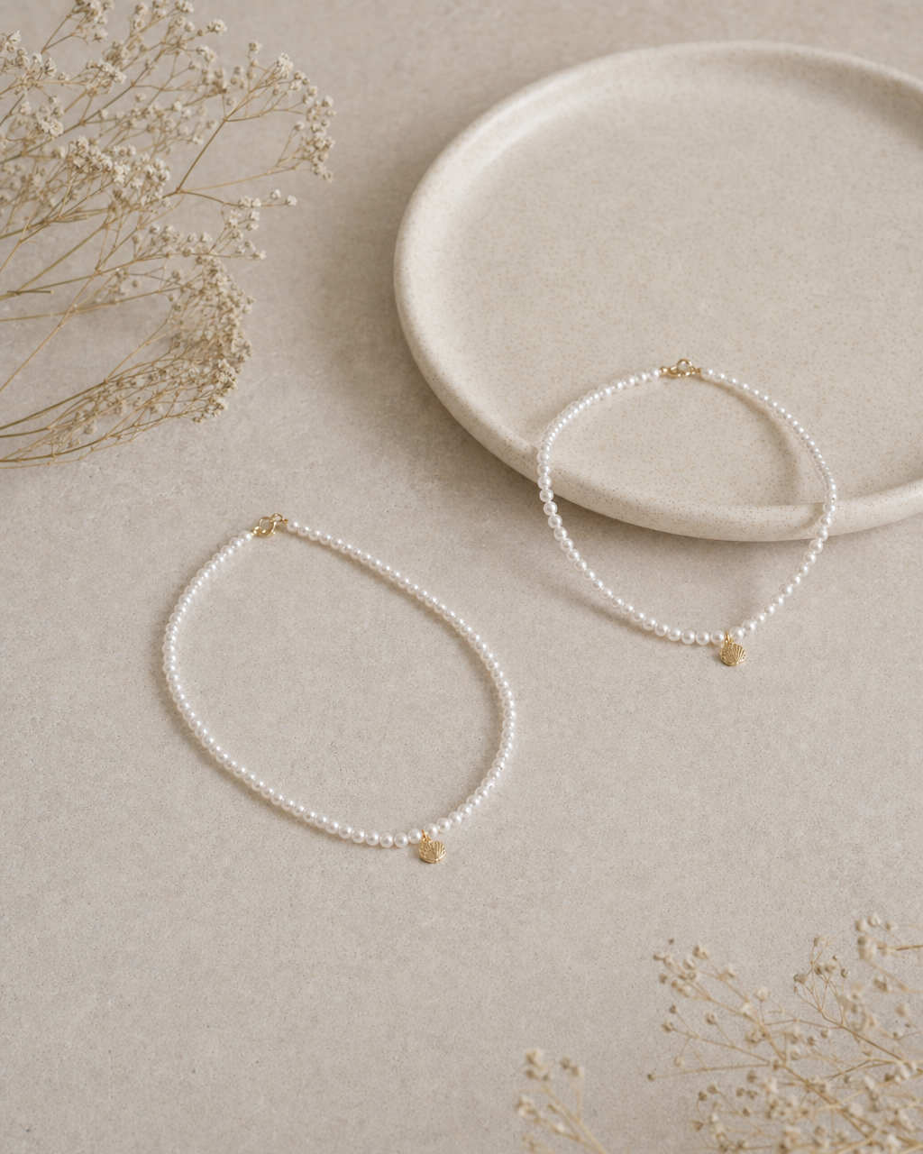 Little Medallion Necklace — Mom & Daughter Matching (4:5)