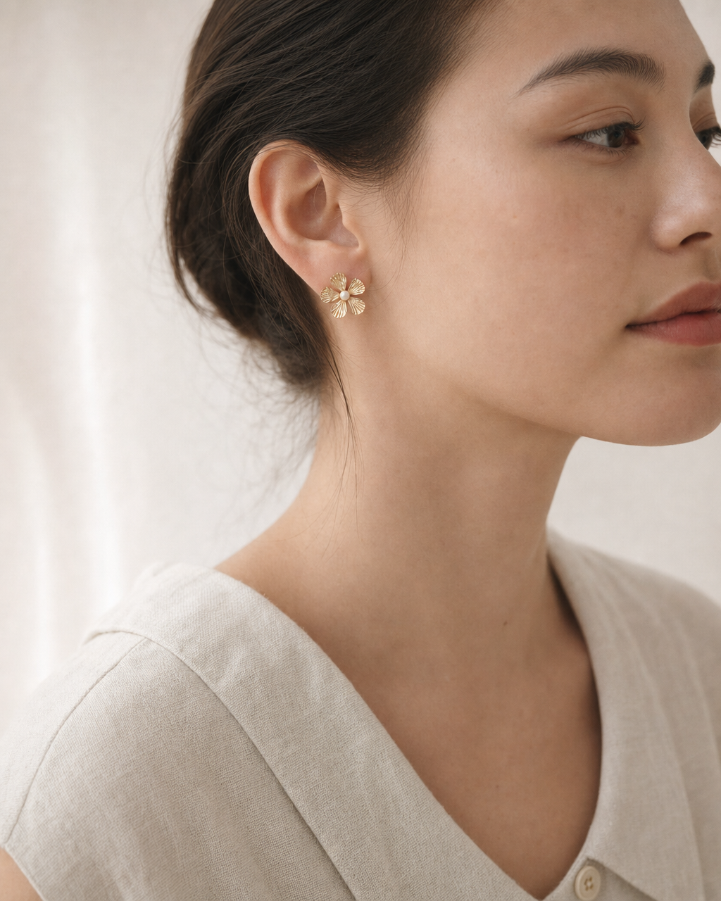 Pearl Flower Stud Earrings (4:5)