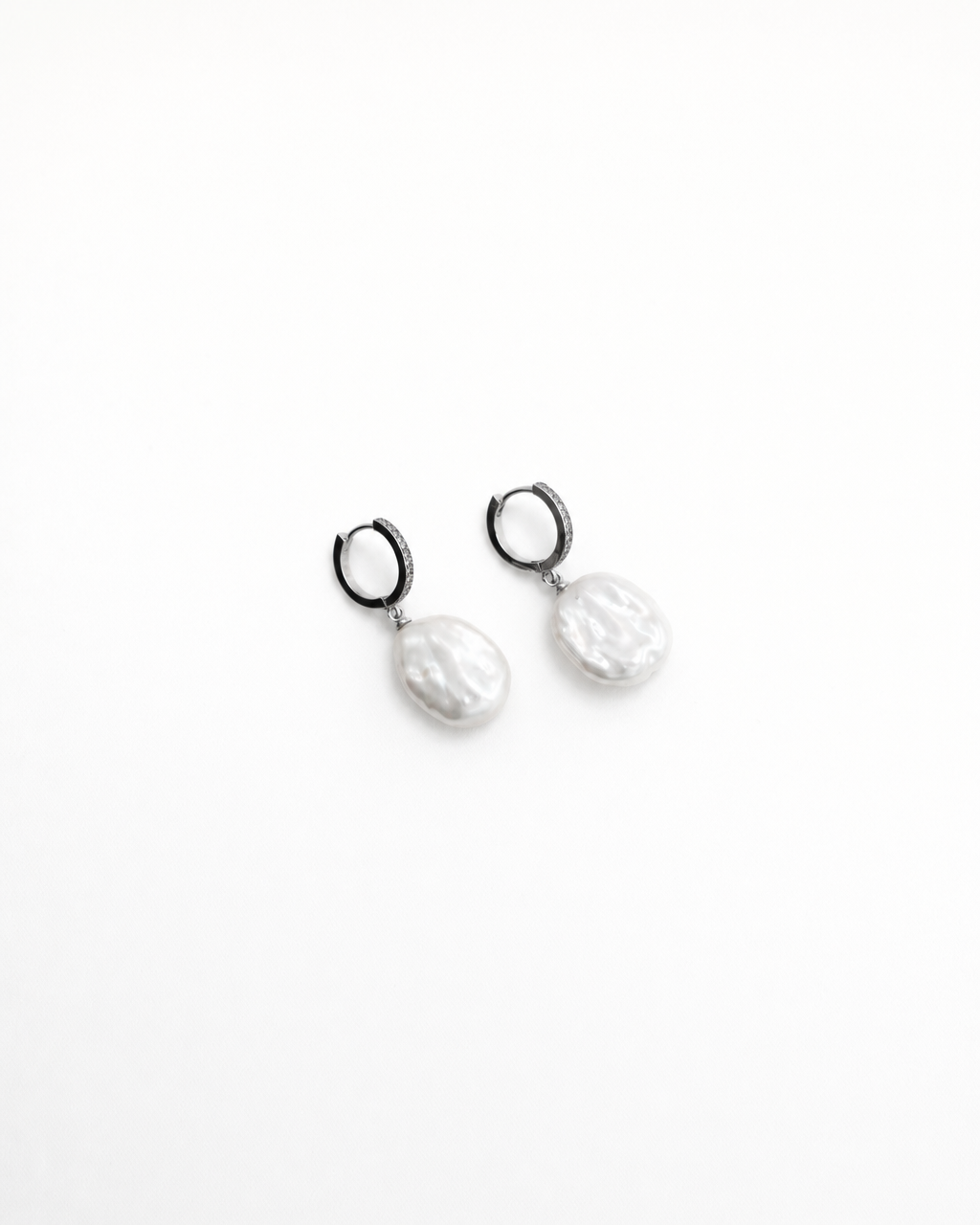 Baroque Pearl Silver Hoop Earrings (4:5)