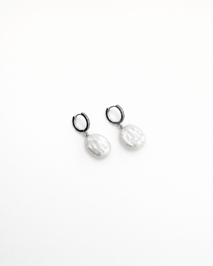 Baroque Pearl Silver Hoop Earrings (4:5)
