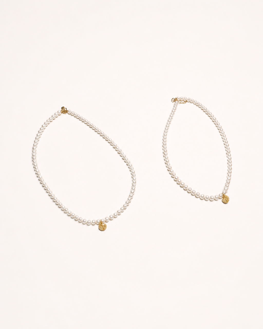 Little Medallion Necklace — Mom & Daughter Matching (4:5)