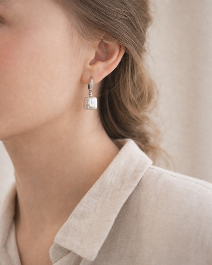 Baroque Pearl Silver Hoop Earrings (4:5)